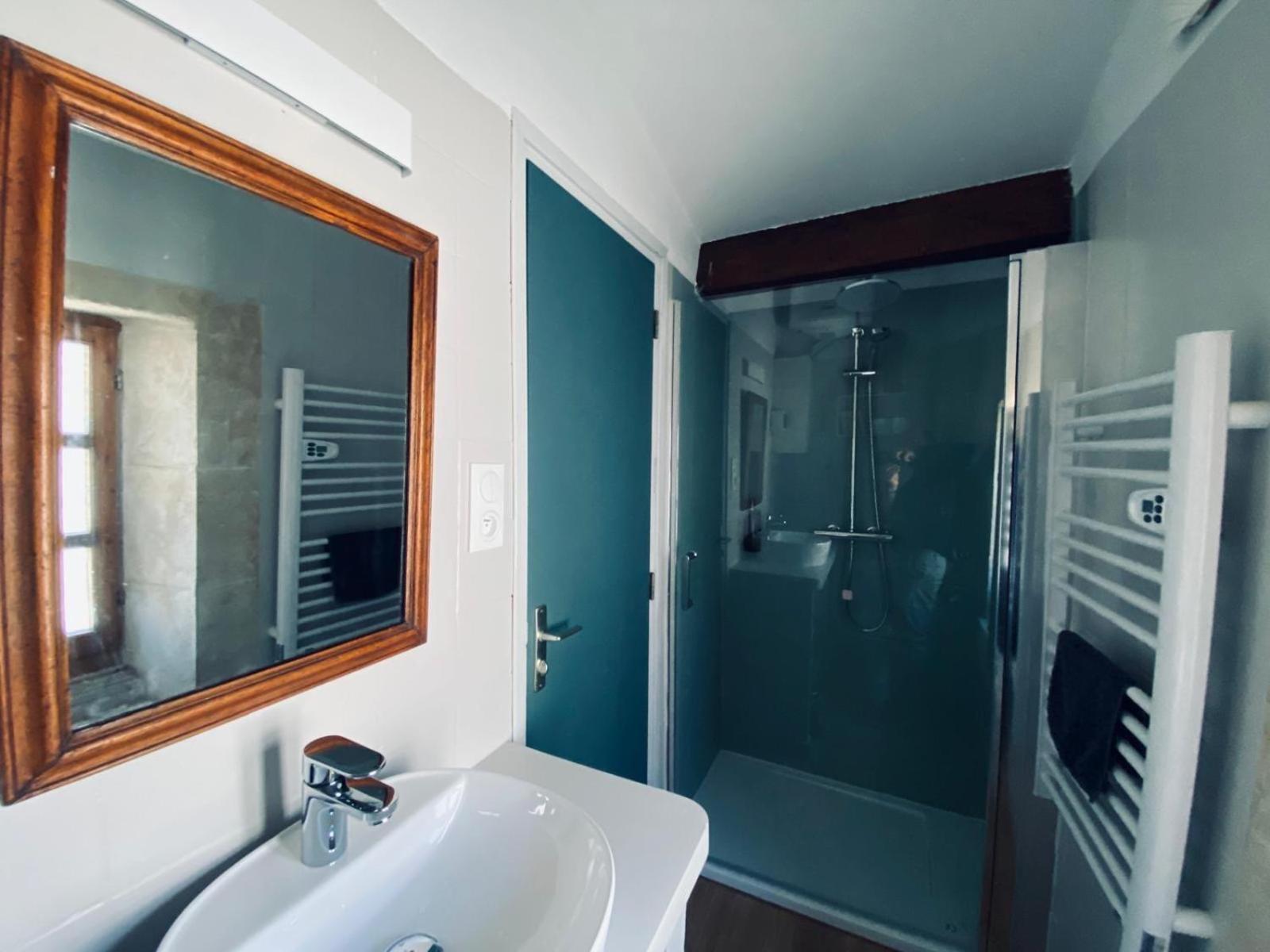 Le Pied De La Lettre Hotel Grignan Ruang foto